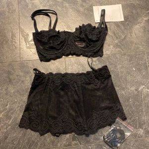 Svart set - Topp, underdel helt nya lappen kvar. Storlek 32