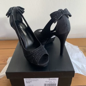 Svarta klackskor - Ett par helt nya klackskor, aldrig använda så de är i superbra skicka! Köpta för 50 euro så jag säljer de för 220 + att köparen står för frakt