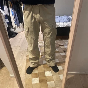CARHARTT CARGO BYXOR - Har några små skador/hål längre ner på byxorna. Kan vara lite skrynkliga här o var.