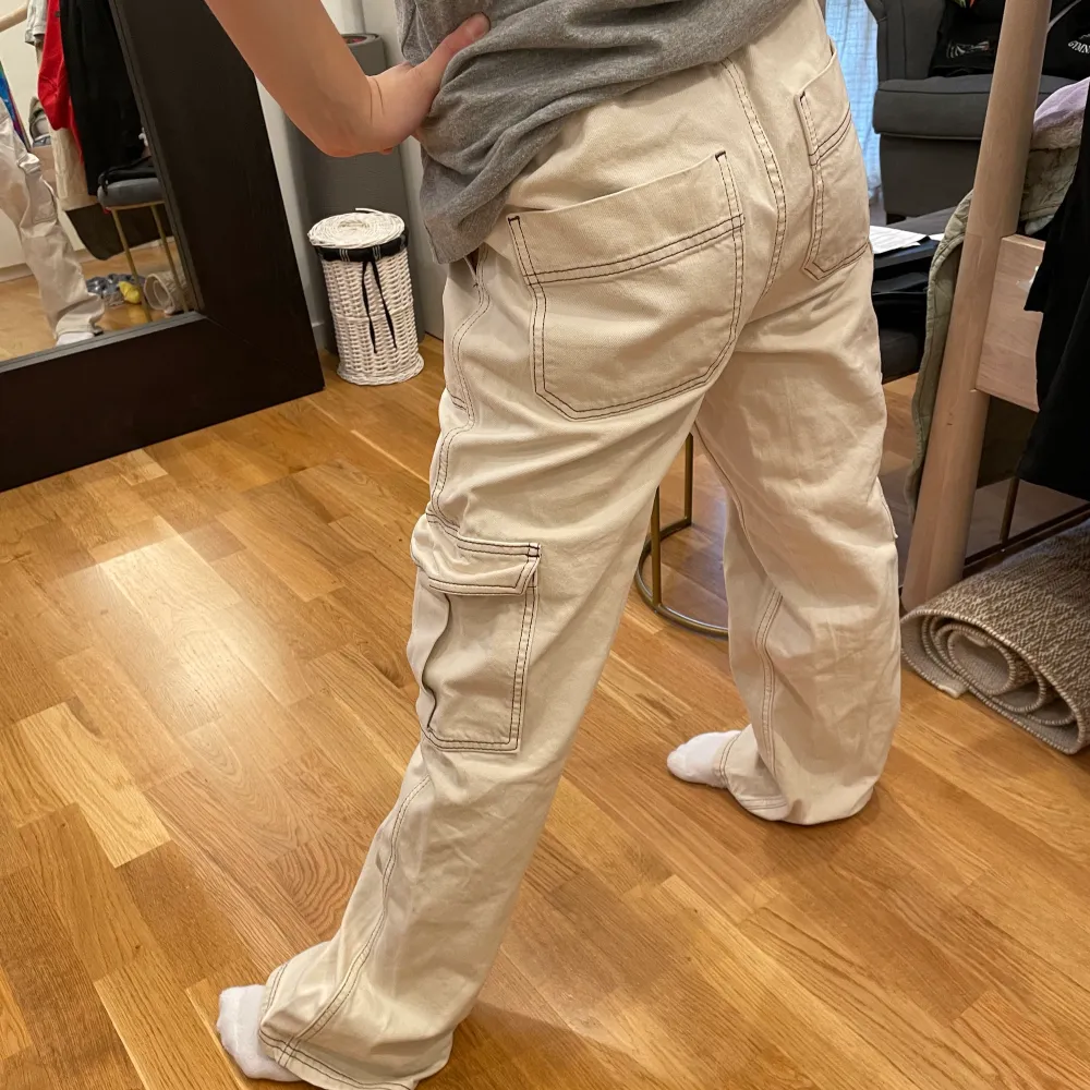 Skit snygga cargo byxor från Urban!🌸 Beige vita i skit bra kvalite ❤️ några små nästan osynliga fläckar längst ner på benen som verkligen inte ens syns, skriv för bild💕 använt fåtal gånger💕 nypris: runt 800kr💕. Jeans & Byxor.