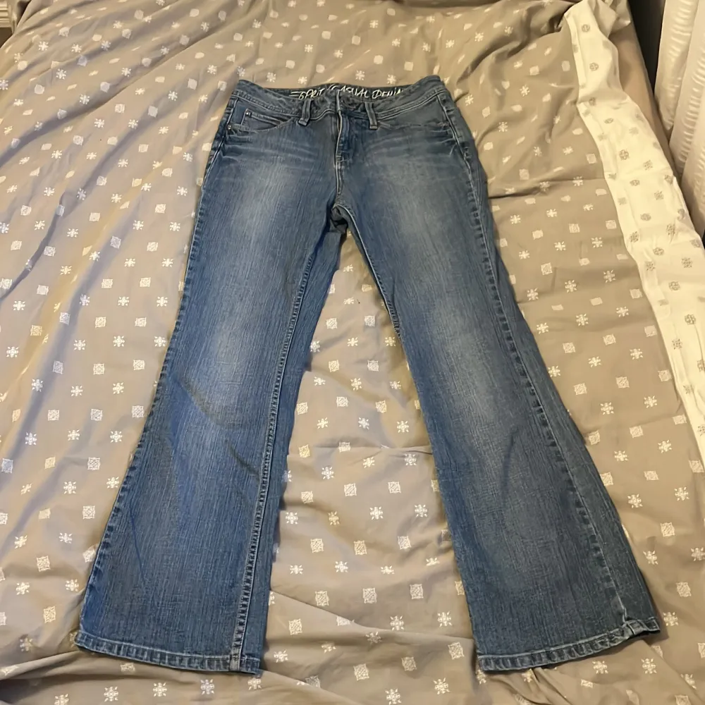 Jätte fina jeans som knappt är använda , det är ett par låg midjade bootcut jeans från esprit, jag köpte dom för 799, och tänkte sälja dom för 350kr. Jag kan både posta och mötas upp i Falun Vid fler funderingar hör av dig.. Jeans & Byxor.