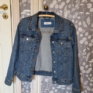 Ellos jeansjacka blå strl 40 - Fint skick, sparsamt använd, kort och boxig med styvt tyg. Passar dig som är strl S/M åt det mindre hållet.