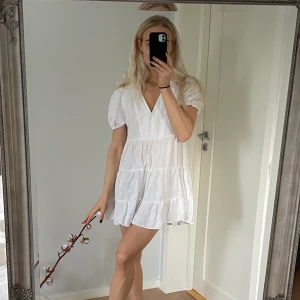 Klänning - Väldigt söt klänning från zara! Säljer då den inte kommer till användning! 