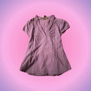 Blus - Så himla snygg lila tröja i världens skönaste material som är töjbart🤌🏼😍 Färgen är mest accurate på första bilden. Står strlk 42 på bilden men passar utmärkt på  mig som oftast bär S💅🏼 Hör av er privat vid intresse o frågor!💖💖