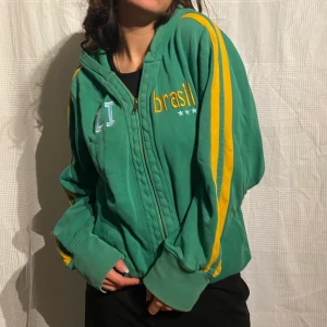 Hoodie - Cool Brasil hoodie som ger baggy 90’s vibe😎 