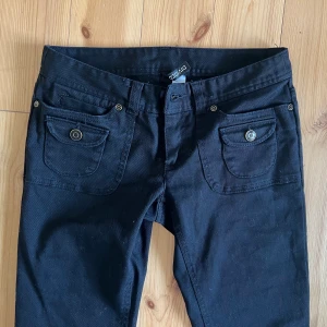 Utsvängda svarta lågmidjade jeans - Säljer dessa fina lågmidjade utsvängda jeans från H&M. Jeansen är i jätte fin sick❤️