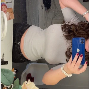 tröja - säljer denna finstickade tröjan eftersom den är tyvärr blivit för liten. jag har i vanliga fall M i tröjor men passar från en XS- tajt M!😚