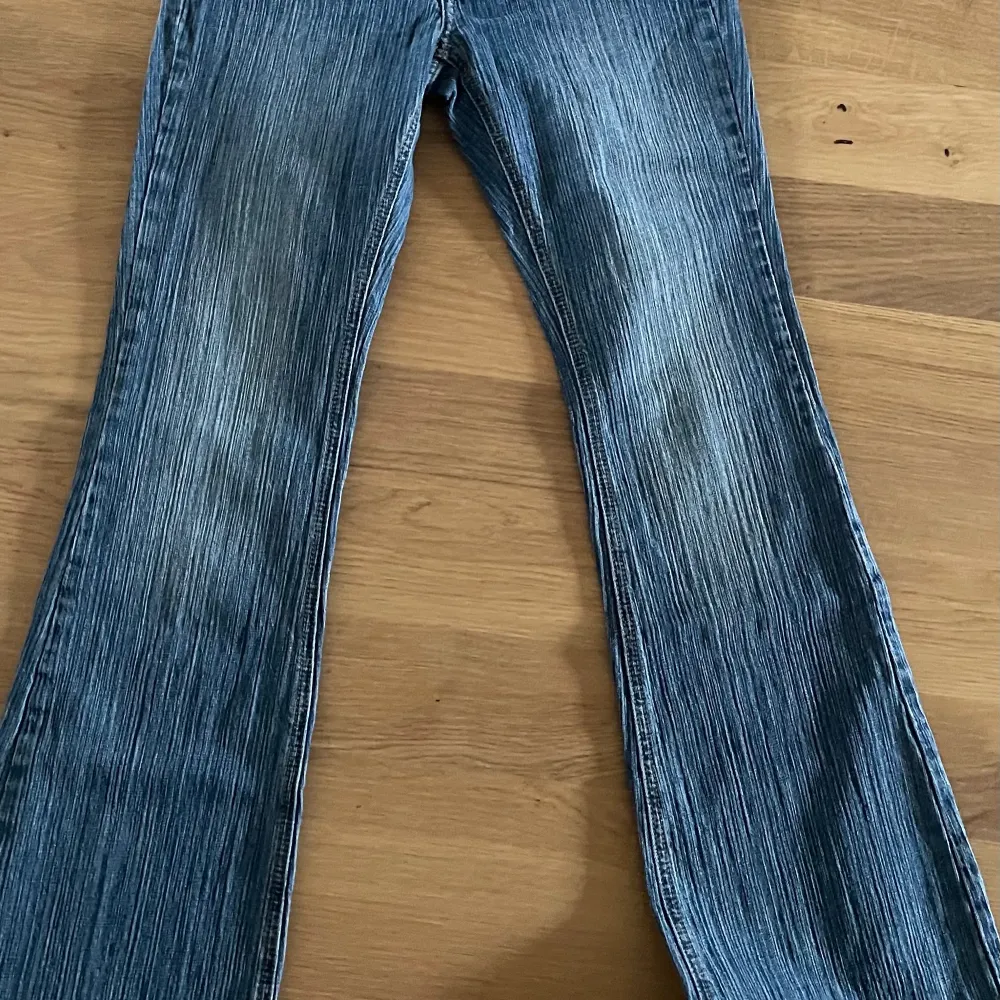 Jag säljer min helt nya brandy Melville jeans då dom var för långa för mig. . Jeans & Byxor.