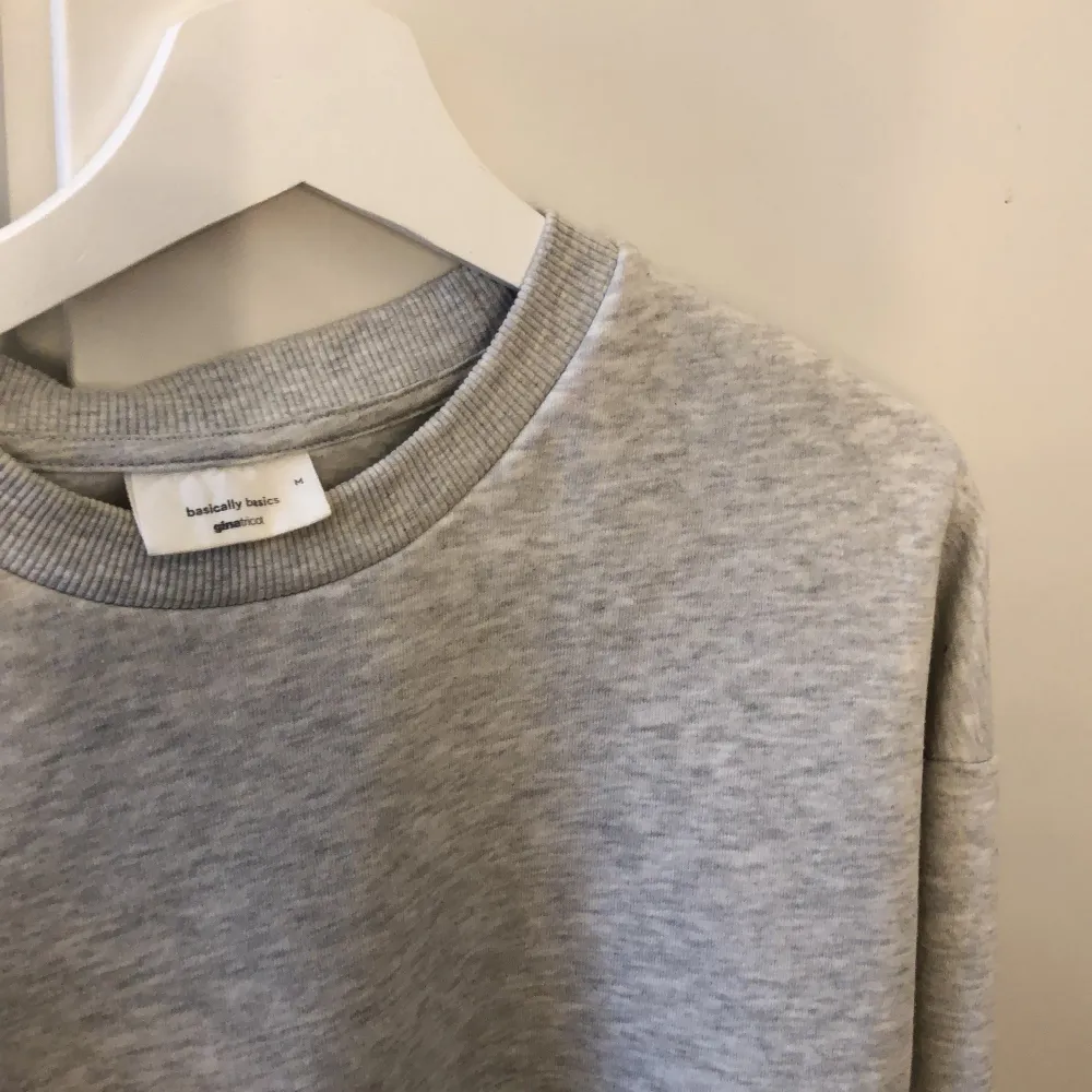 Sweatshirt från ginatricot som är använd några gånger men i bra skick 💛 Den är i storlek M men passar mindre storlekar också . Tröjor & Koftor.
