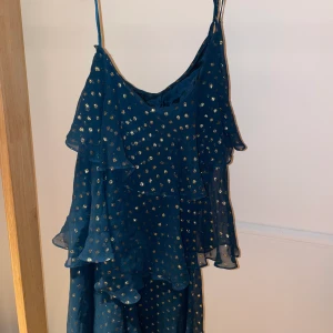 Klänning  - Aldrig använd klänning i grön/blå med guld