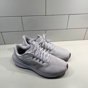 Nike Zoom Pegasus 39 - Säljer dessa tvärsköna och moderna nya löparskorna från Nike, använda endast en gång sen märkte jag att dom var för små på mig. Köpta för 1400kr jag släpper dom för 1000kr + frakt . Storlek 45.