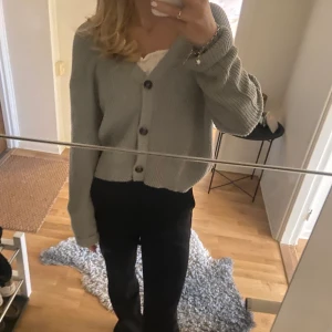 Kofta - Stickad kofta från lager 157 i storlek M  (liten i storleken) Snygg nu till hösten, säljer den för att den inte kommer till användning!