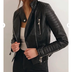 Moto Jacket Chiquelle - Jacka i läderimitation från chiquelle 🧡saknas en söm i de quiltade detaljerna i ena ärmslutet sedan jag fick hem jackan (se bild 3), men inget man tänker på. Annars mycket fint skick, som ny 🧡nypris 799kr