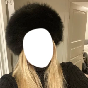 Svart pälsmössa - Jättemysig och varm!  Antagligen äkta päls annars väldigt fin fuskpäls, finns ingen etikett