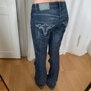 Lowwaist jeans - Lowwaist jeans med tryck på fickorna🤍 från gammal gina midjemått:82 innerbenslängd:81,5 (säljer fler lowwaist jeans)