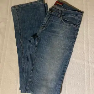 Trendiga low waisted only jeans, passar inte mig så kan inte vissa på, men är raka i benen och låg i midjan. Stl 38/34 