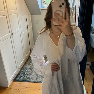 Fin vit volang klänning - Så fin vit klänning 💕💕bra skick bortsett från en liten rosa fläck (se bild 3) 🙏🏼 storlek M 