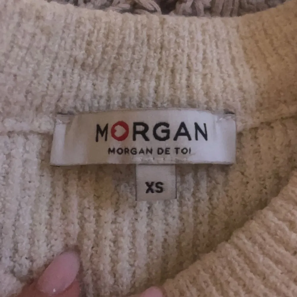 jag säljer denna fina så kallade ”ballong tröja” ifrån Morgan de toi, den är använd få tal gånger men ger inga tecken på användning. Jag köpte den för 500kr. Den är storlek xs men skulle säga att den passar en S och Kanske M också. . Tröjor & Koftor.