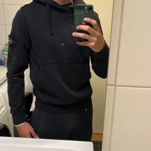 Stone island hoodie  - Storlek S, knappt använd så de är inget fel på tröjan den är som ny, jag köpte den för 3100.