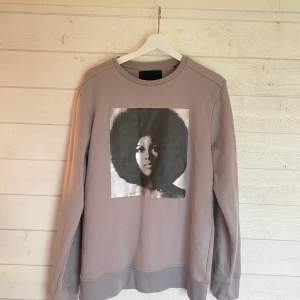 En ljuslila sweatshirt från designermärket Limitato. Storlek M, Nypris 3000:-, Skick 8/10 använd men inga flaws. Fri frakt eller meetup i GBG.