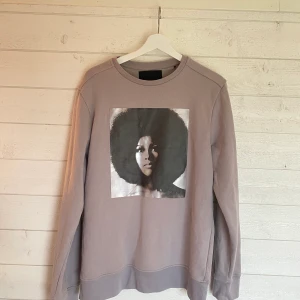 Limitato sweatshirt  - En ljuslila sweatshirt från designermärket Limitato. Storlek M, Nypris 3000:-, Skick 8/10 använd men inga flaws. Fri frakt eller meetup i GBG.