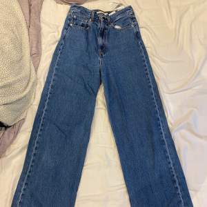 Ett par levis jeans som sitter som sitter väldigt ”loose