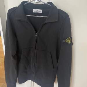 Säljer en stone island zip svart, size S, bra skick. Köpt i verona på deras butik