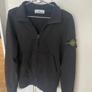 Stone island zip - Säljer en stone island zip svart, size S, bra skick. Köpt i verona på deras butik