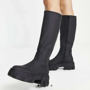 Stövlar från Asos - Snygga stövlar från Asos i storlek 39. Säljer då jag missade att returnera🤍Nypris 599