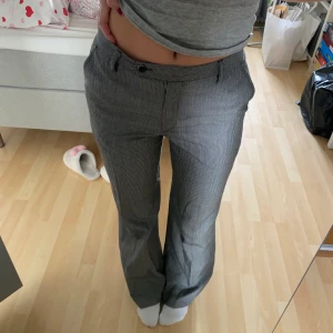 Byxor - Byxor köpta på second hand i storlek 36, låg/mid waist. De ser lite konstiga ut på bilden men de är gråa med vita sträck på💓🤗