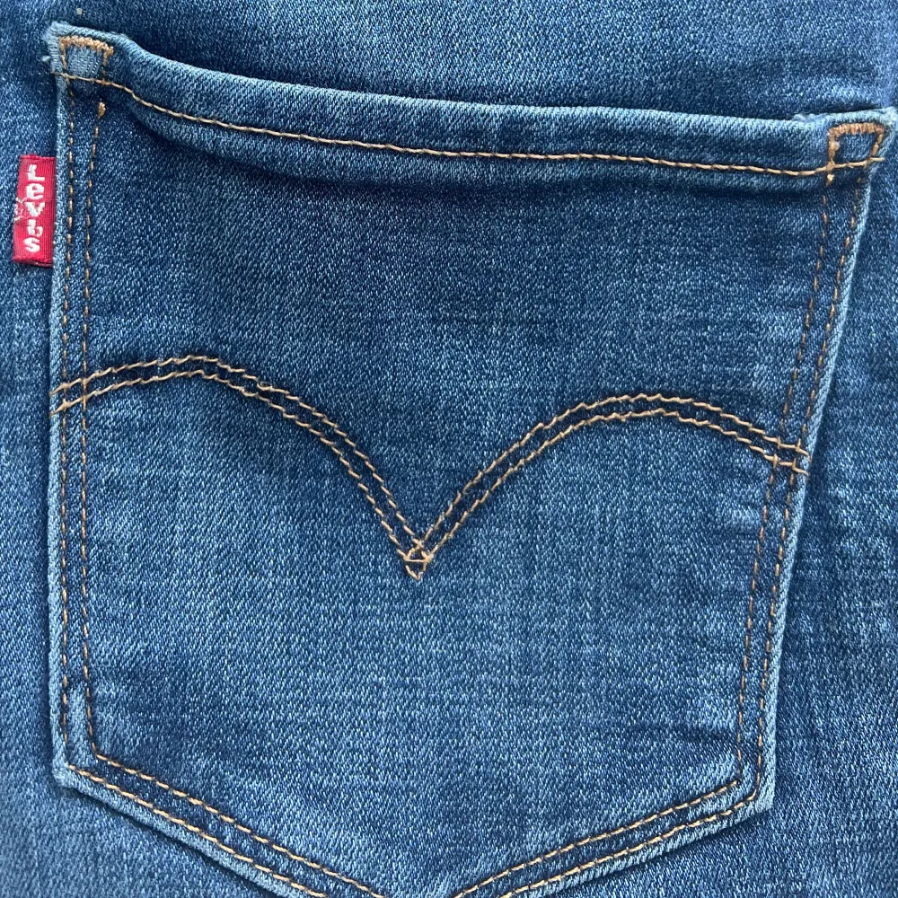 Levis skinny Jeans i blå storlek 27. Säljer då de är för små för mig!. Jeans & Byxor.