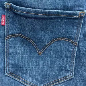 Levis skinny Jeans i blå storlek 27. Säljer då de är för små för mig!