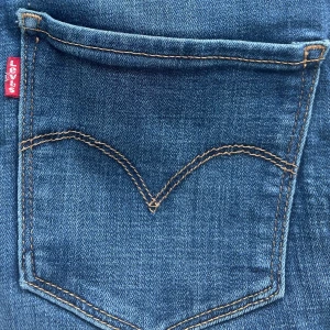 Levis 721 High Rise Skinny Jeans  - Levis skinny Jeans i blå storlek 27. Säljer då de är för små för mig!