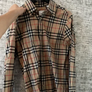 Burberry skjorta - Klassisk Burberry skjorta storlek S. Endast använd vid speciella tillfällen därav otroligt sällan använd. Blir som ny med en strykning. 