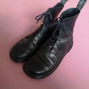 DR MARTENS Airwair Ankle boots  Size: 36,37 Condition: Used but it good condition!!