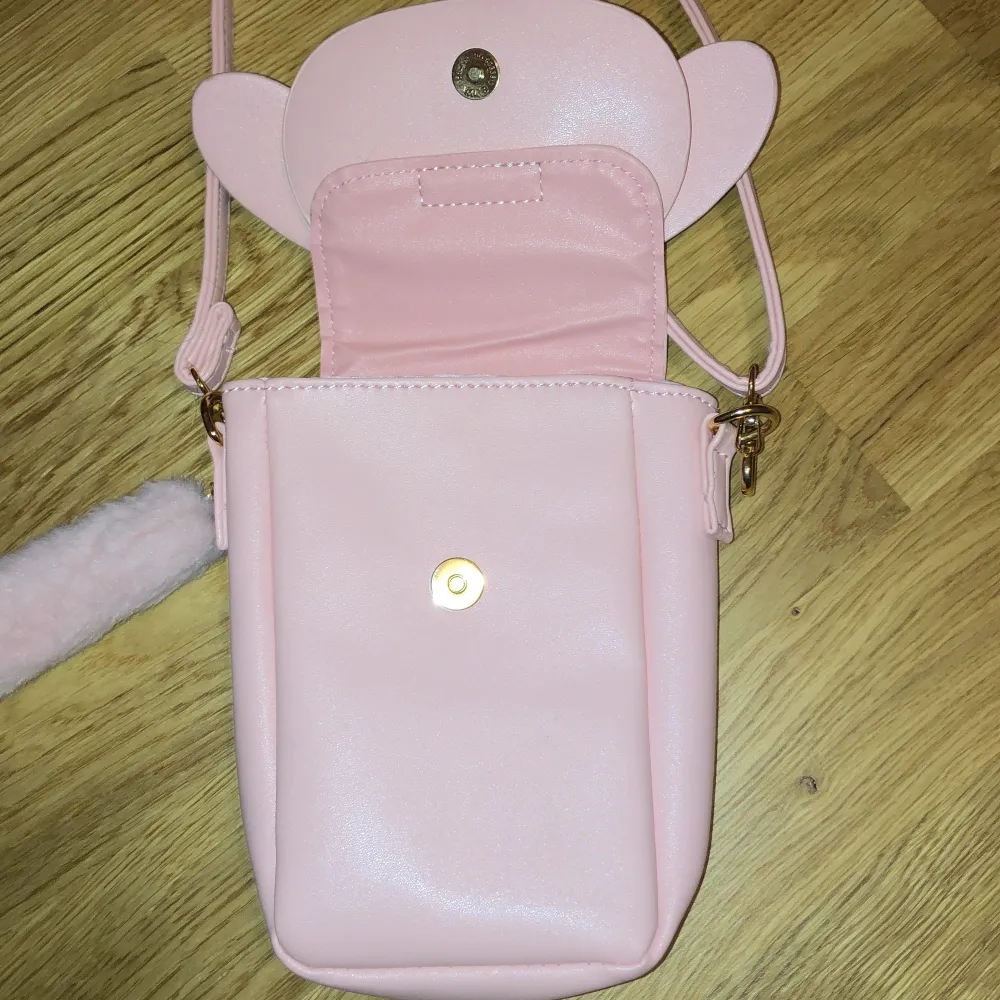 Selling my mymelody bag! Used it once when I was om närcon!! Good quality :) . Övrigt.