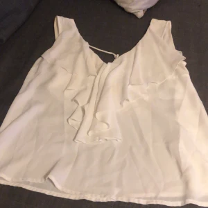 Vit Topp/Tunika från Kappahl, strl 34  - Vit topp/tunika/blus med volanger 