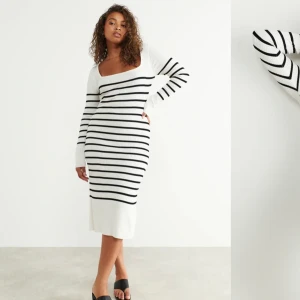 Stickad klänning - Slutsåld klänning från Gina. Använda enstaka tillfällen så är så gott som ny 🤍