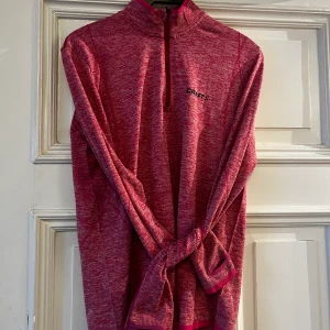 Craft funktionströja - Storlek XL NYTT SKICK Vill man köpa fler kläder så samfraktar jag. Eller om man vill ha fler träningskläder så får man köpa fler till ett billigare pris. 