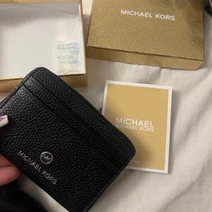 Hej! säljer min Michael kors plånbok som jag köpte bara för någon månad sen, jag fick en ny plånbok i present som gör att jag inte kommer använda denna mer!   Köptes för 1000kr på Michael kors egna hemsida  Säljes för 700kr + frakt! Kvitto Finns! 