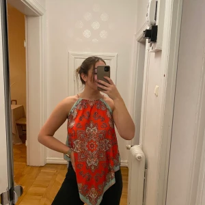 Topp från zara - Färgglad topp i lent silkesaktigt material. Endast använd 1 gång.