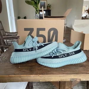 👻 Yeezy 350 salt 👻 - Tjena, säljer yeezy 350 salt. Köpte de på drop. Riktigt snygg färg! Är helt oanvända med lapp kvar och inte använda överhuvudtaget(skick: 10/10 DS)Skicka för mer priser och bilder!!