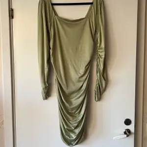 Oanvänd!! Ljusgrön klänning med scrunch längs hela ryggen. Square neck.  Storlek L, stretchigt material. Köparen står för frakt😙 