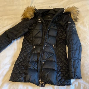 Rockandblue jacka Strl 36  - Använd 1 vinter. Är i mycket fint skick och säljs pga för lite storlek. Nypris 2500kr. Mitt pris 1000kr.  Köparen står för frakten. 