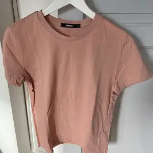 Rosa t-shirt från Bikbok. I strl S men passar även XS. Knappt använd. 50kr + frakt