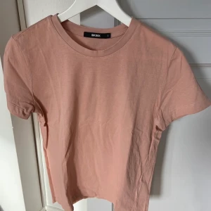 Rosa t-shirt - Rosa t-shirt från Bikbok. I strl S men passar även XS. Knappt använd.