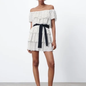 Zara klänning - Säljer även denna fina prickiga klänning med fint band i midjan från zara! Aldrig andvänd med prislappen kvar! Har själv en lika Dan som jag älskar men beställde 2 storlekar där av säljer jag den ena.❤️