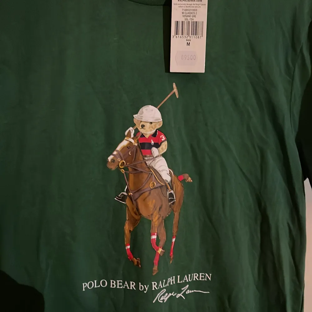 Säljer en Polo Ralph Lauren T-shirt som köptes för 895kr men aldrig kom till användning. Helt ny aldrig använd, för ett pris av 400kr. 😁. T-shirts.