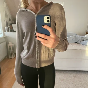 Stickad ziphoodie - Säljer skitsnygg stickad ziphoodie i kashmirmix. Köpt second hand och endast använt 1 gång. Jag är 173💕