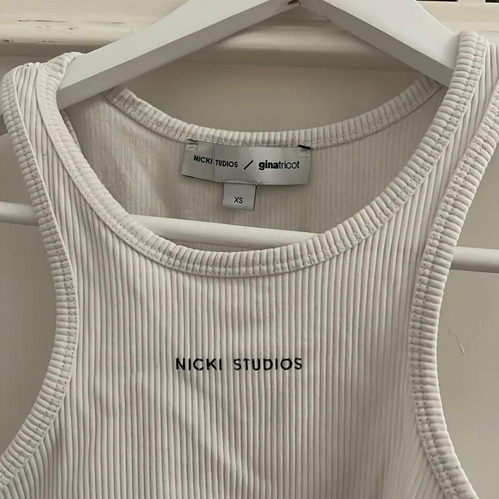 Skitsnyggt vitt ribbat linne från Nicki studios x Gina tricot . Toppar.